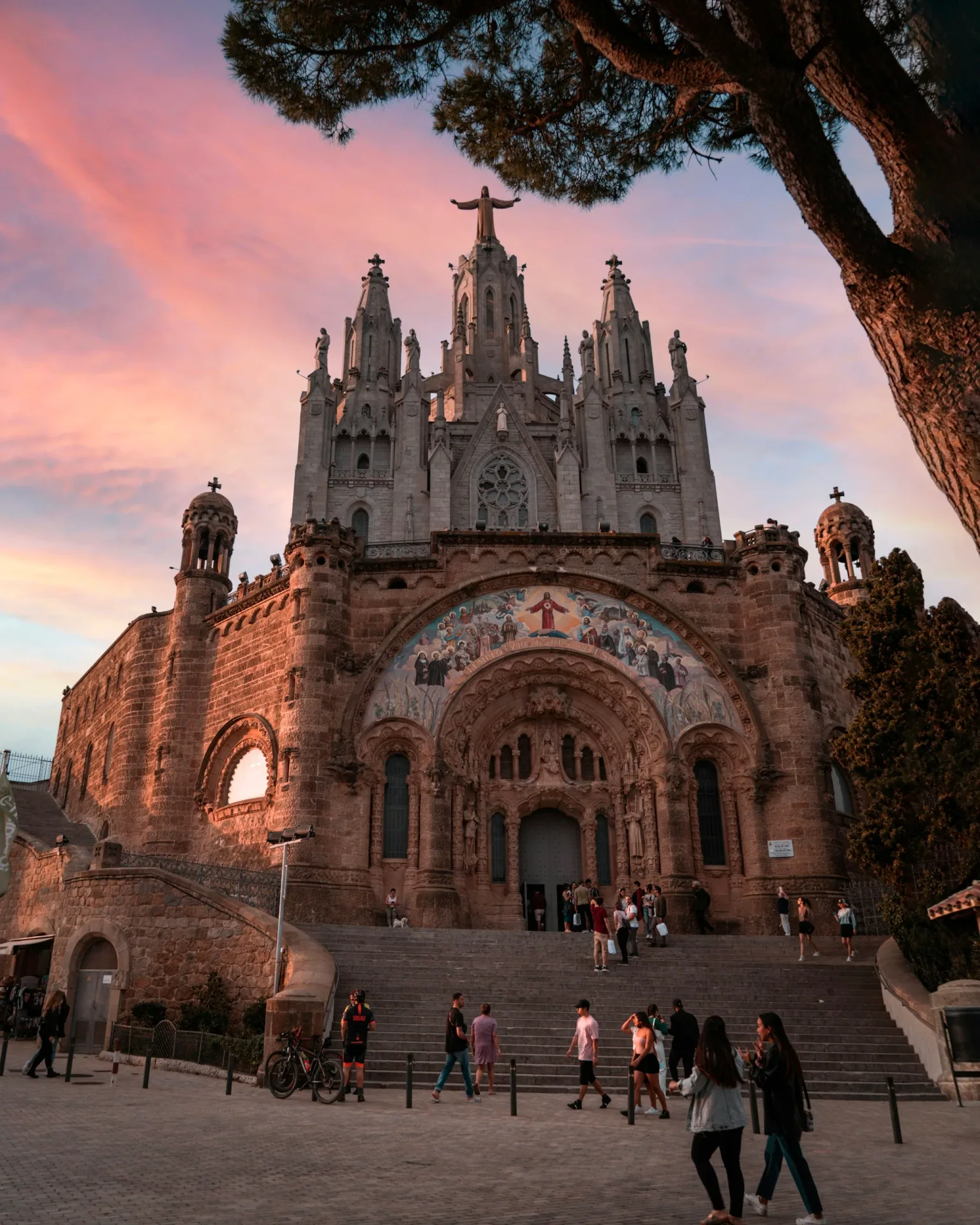 El Tibidabo sobre Barcelona